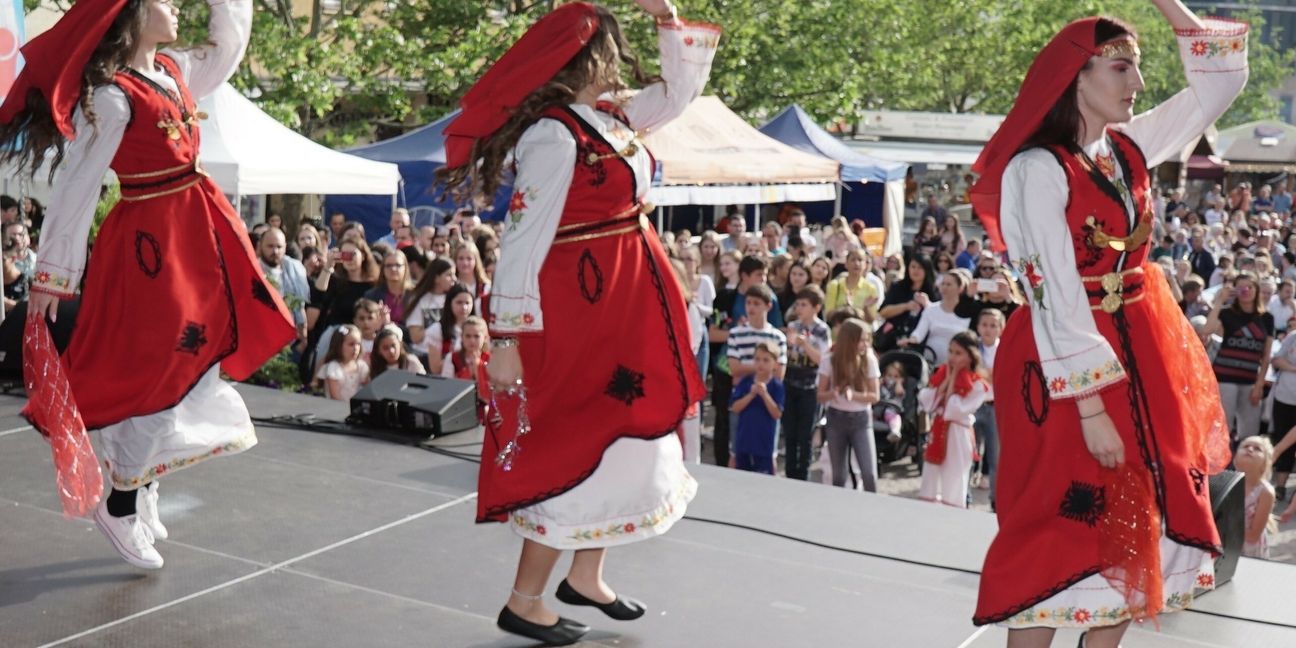 Der albanische Kulturverein Isa Boletini tanzte 2019 beim Auftakt des Sindelfinger Straßenfestes. In den Folgejahren fiel das Fest wegen Corona aus.Bild: Heiden/A