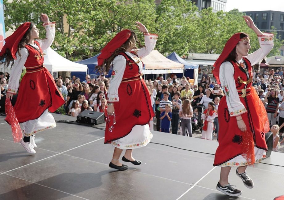 Der albanische Kulturverein Isa Boletini tanzte 2019 beim Auftakt des Sindelfinger Straßenfestes. In den Folgejahren fiel das Fest wegen Corona aus.Bild: Heiden/A