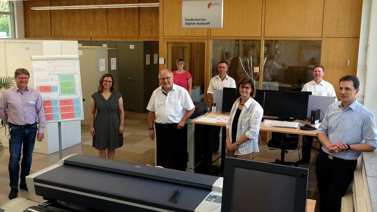 Foto der Veranstaltung unter anderem mit folgenden Personen: Sachgebietsleiter Liegenschaftskataster Thomas Wolf (links unten), Leiter Amt für Vermessung und Flurneuordnung Peter Scholl (Mitte unten), Erster Landesbeamte Martin Wuttke (rechts unten), Bereichsleiter Führung Liegenschaftskataster Jürgen Kristen (Mitte hinten)