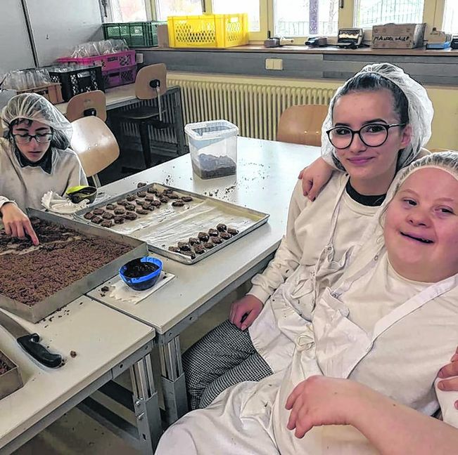 Paula Metzmeier (Zweite von rechts), Schülerin am 6ESG der Mildred-Scheel-Schule in Böblingen, lernte in ihrem Sozialpraktikum mit Menschen umzugehen, die eine Behinderung haben. Bild: z