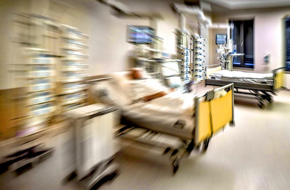 Im Fall knapper Intensivkapazitäten stehen Mediziner vor einem Dilemma: Wem helfen? (Symbolbild)