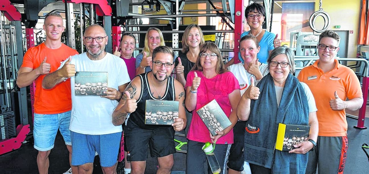 Fitness-Express-Geschäftsführer Marvin Fräßdorf (links) und Susi Roth, Studioleiterin in Sindelfingen (rechts) mit den SZ/BZ-Mitarbeitern. Bild: Krauter