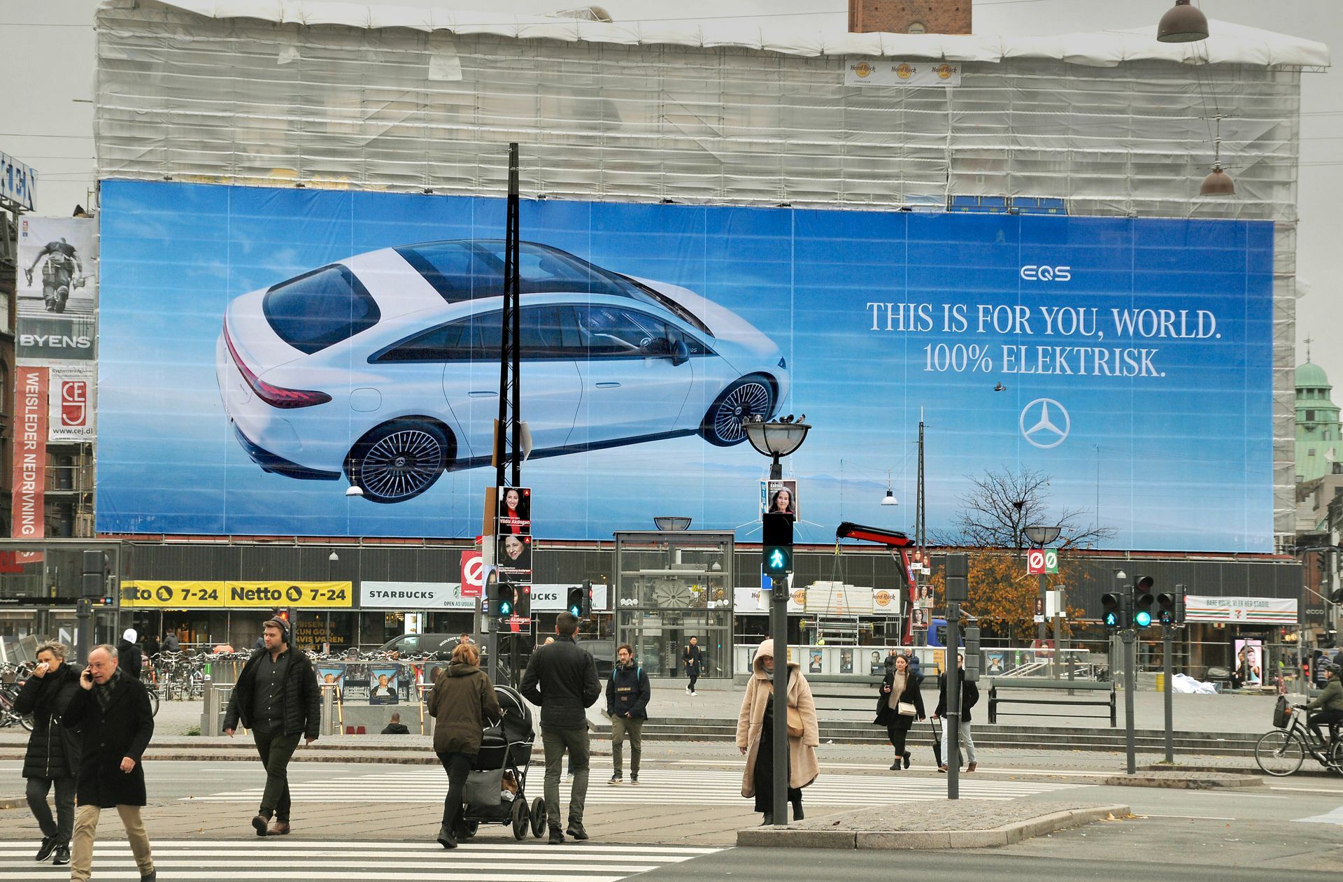 Das  Elektro Flaggschiff Mercedes-Benz EQS kommt gut bei den Kunden an. Im Bild: eine Plakatwand  in Dänemarks Hauptstadt Kopenhagen