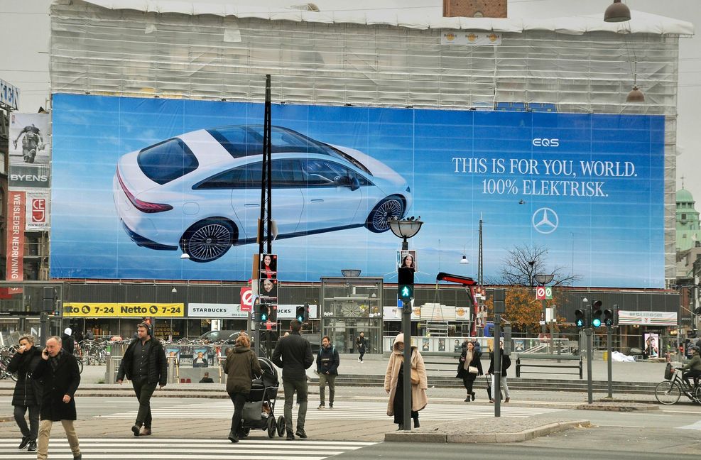 Das  Elektro Flaggschiff Mercedes-Benz EQS kommt gut bei den Kunden an. Im Bild: eine Plakatwand  in Dänemarks Hauptstadt Kopenhagen