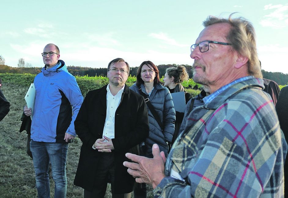 Der Böblinger CDU-Landtagsabgeordnete Paul Nemeth (links) lässt sich vom Rohrauer Landwirt Klaus Sindlinger erläutern, mit welchen Maßnahmen man auf den Wiesen versucht, den Kiebitz wieder anzusiedeln. Bild: z