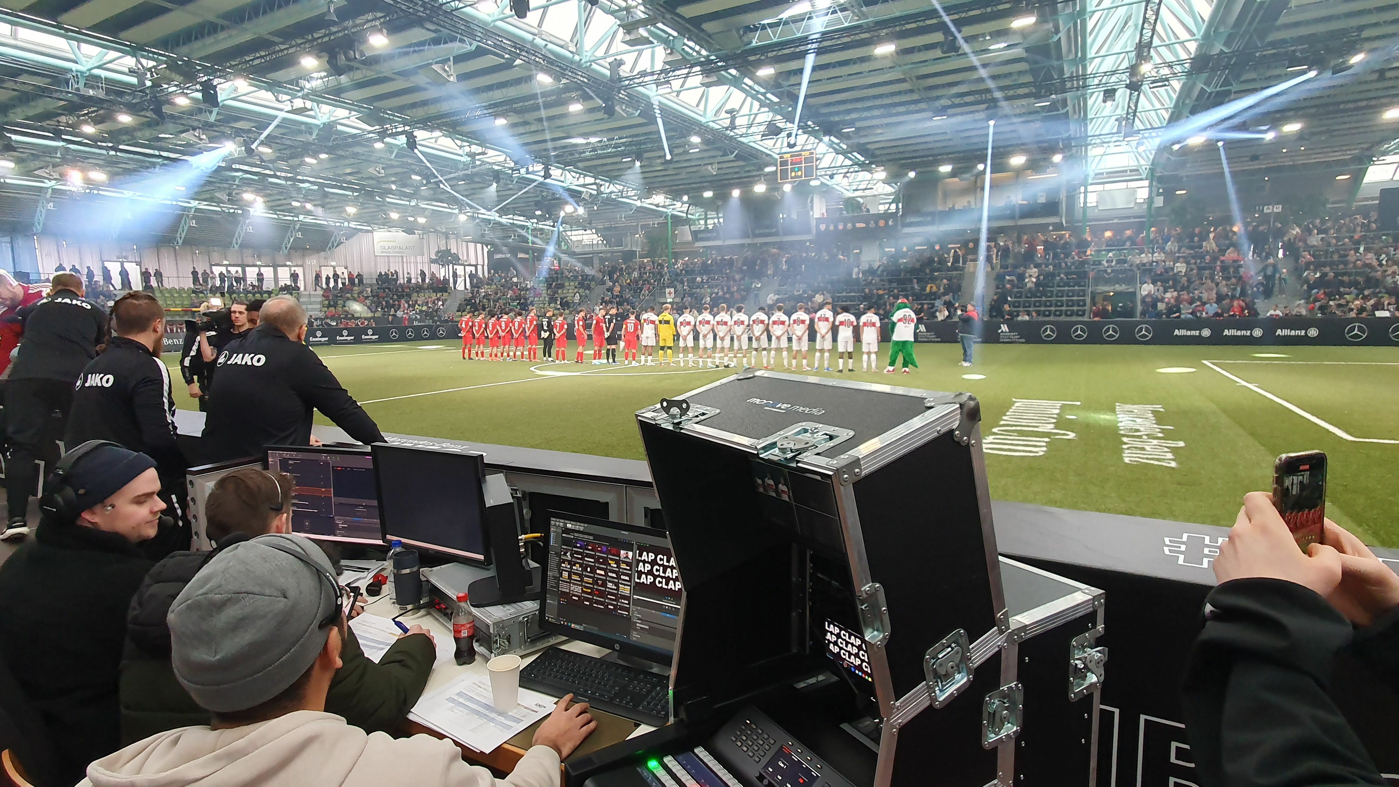 Alle Schweinwerfer auf den VfB Stuttgart und Heidenheim: So startet die 32. Auflage des Mercedes-Benz Junior Cups im Sindelfinger Glaspalast.    Bild: Wegner