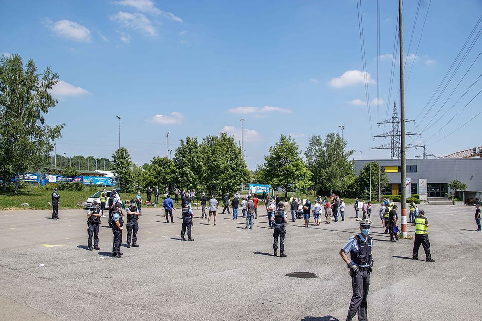 Rund 50 Teilnehmer, begleitet von großem Polizeiaufgebot, nahmen von ihrem Grundrecht Gebrauch, um auf dem Glaspalast-Parkplatz für Grundrechte zu demonstrieren. Bild: Dettenmeyer