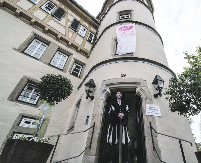 Schlossführungen gab es in Deufringen am Jubiläumswochenende durch Jakob Bernhard von Gültlingen, gespielt von Andreas Wolf vom Heimatverein.  Bild: Richter