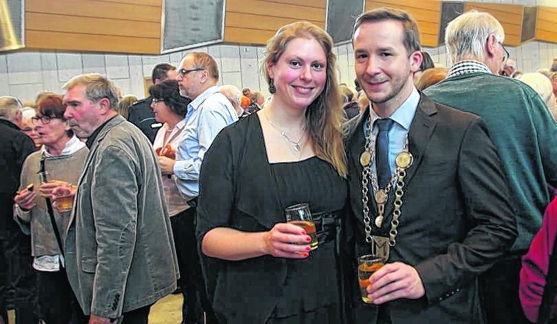 Beim Stehempfang nach dem offiziellen Teil: Bürgermeister Florian Glock mit Freundin Miriam Schaper.