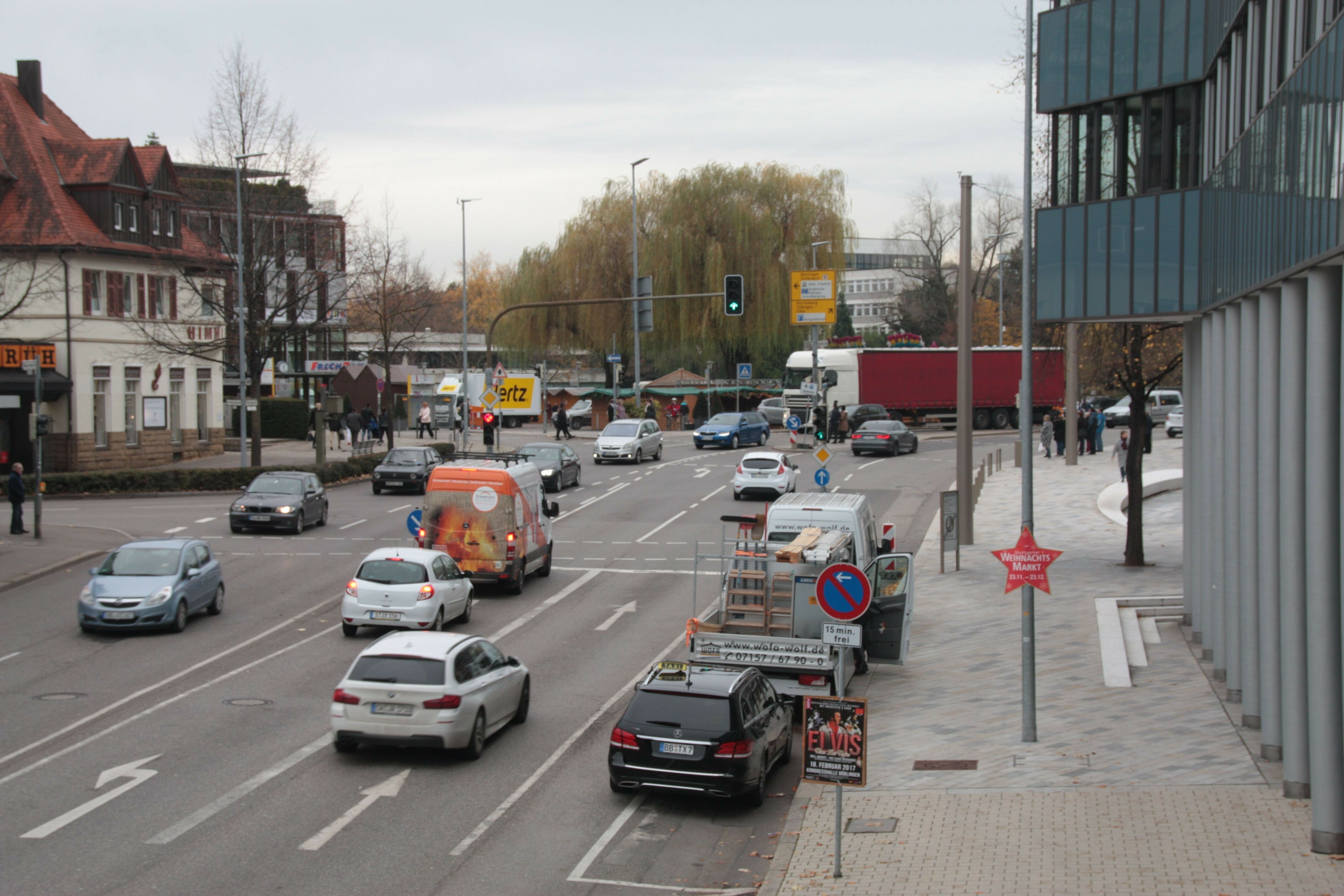Der Böblinger Elbenplatz soll umgestaltet werden. Drei Monate lang soll getestet werden, ob und wie das funktionieren kann.  Bild: Jung/A
