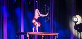 Mit den Füßen den Bogen spannen, ist das eine, dabei aber auch noch einen Handstand machen das andere: Sheyen Caroli  trifft zielsicher. Bild: Nüßle