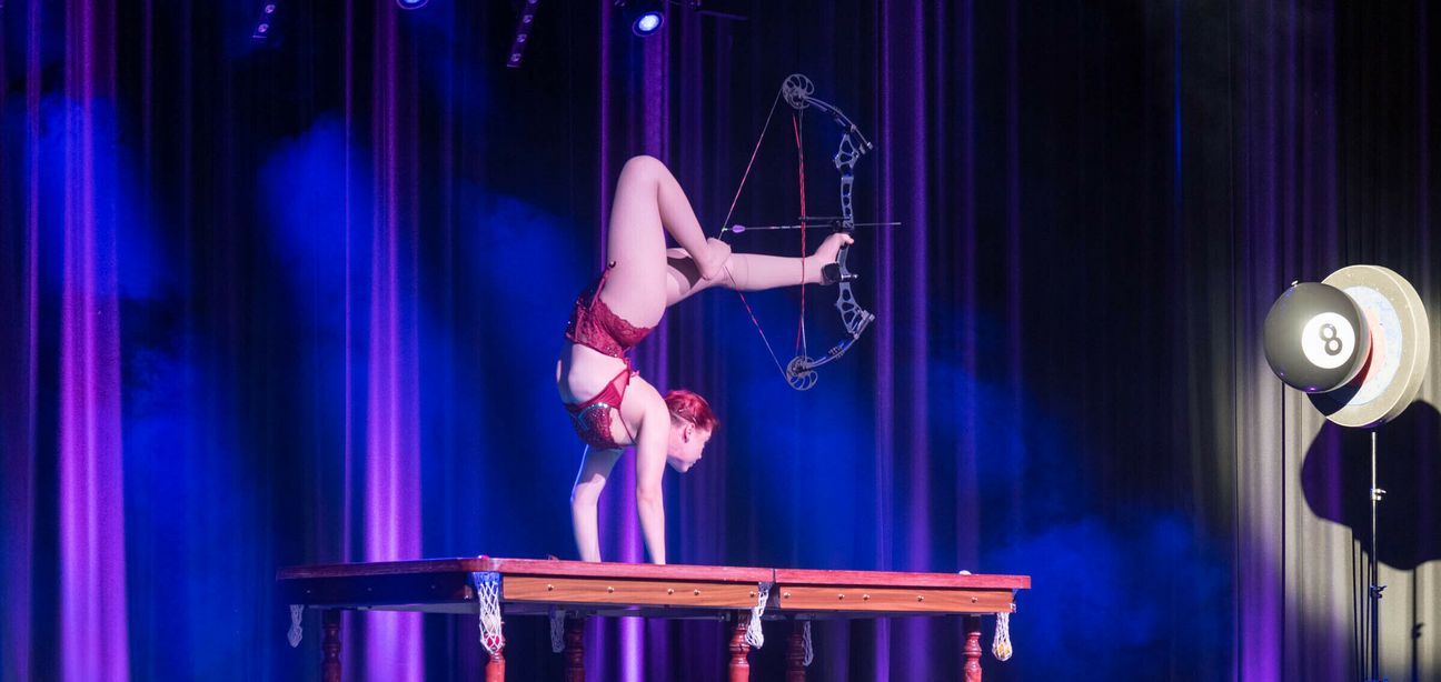 Mit den Füßen den Bogen spannen, ist das eine, dabei aber auch noch einen Handstand machen das andere: Sheyen Caroli  trifft zielsicher. Bild: Nüßle