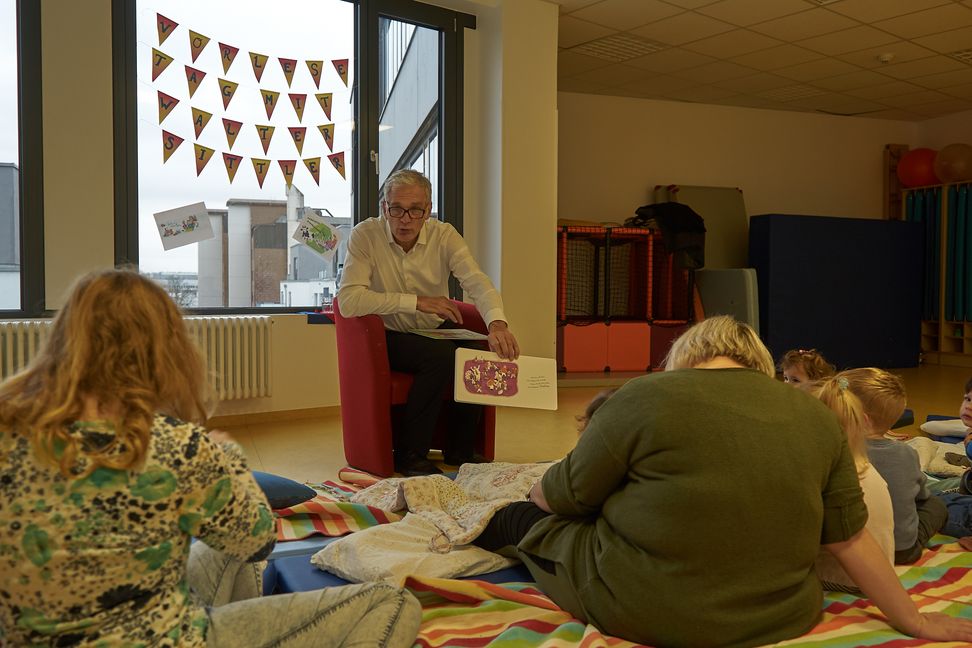 Walter Sittler beim Vorlesen in der Sindelfinger Kita Kinderland .     Bild: Heiden