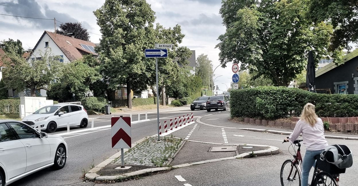 Weiß-rote Verkehrsbaken verhindern, dass Autofahrer an dieser Stelle in die Böblinger Straße fahren können - und umgekehrt. Bild: Hamann