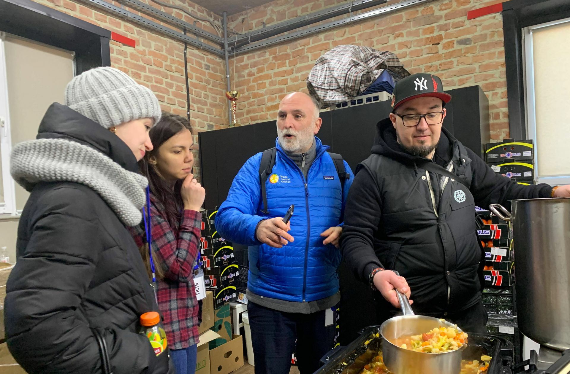 José Andrés (blaue Jacke) und seine Crew kochen für die Menschen in den ukrainischen Kriegsgebieten.