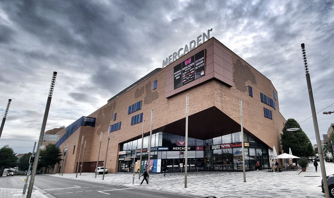 Dunkle Wolken sind über dem Einkaufszentrum Mercaden aufgezogen – zwölf Läden stehen leer, dazu verlassen in wenigen Monaten Decathlon und Osiander die Mall. Doch Center-Manager Edip Özerol sieht dennoch jede Menge Licht am Horizont und blickt positiv in die Zukunft der Mall, die im kommenden Jahr ihren zehnten Geburtstag feiert.   Bild: Hamann