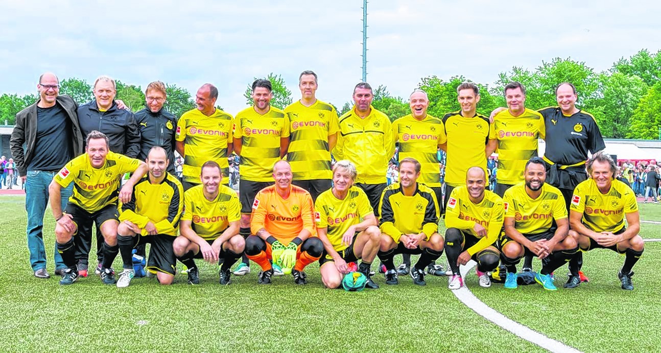 Der kurze Draht zu Frank Mill (unten, Mitte) machte es möglich: Oberjesingens Vereins-Chef Dirk Graf lockt die Tradition-Mannschaft von Borussia Dortmund ins Gäu. Der endgültige Kader steht erst kurzfristig fest, auf der Liste stehen Namen wie der von Thomas Helmer (oben, Zweiter von rechts) oder David Odonkor (unten, Dritter von rechts). Bild: z