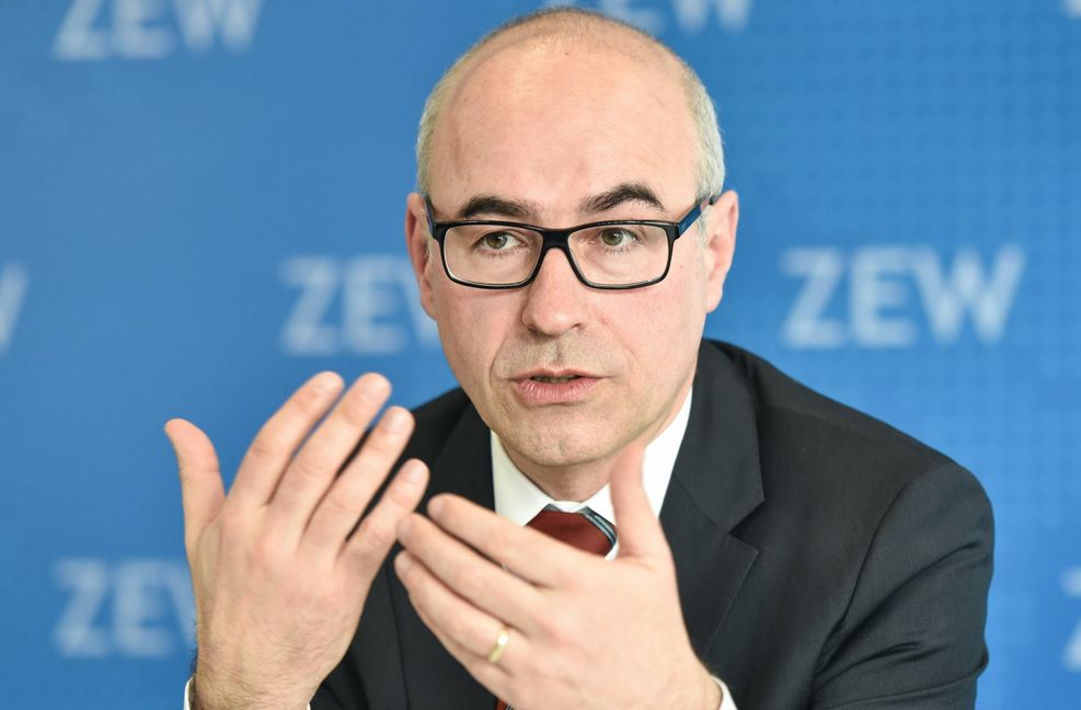 Achim Wambach ist seit fünf Jahren Präsident des Leibniz-Zentrums für Europäische Wirtschaftsforschung (ZEW) in Mannheim.
Foto: dpa/Uwe Anspach