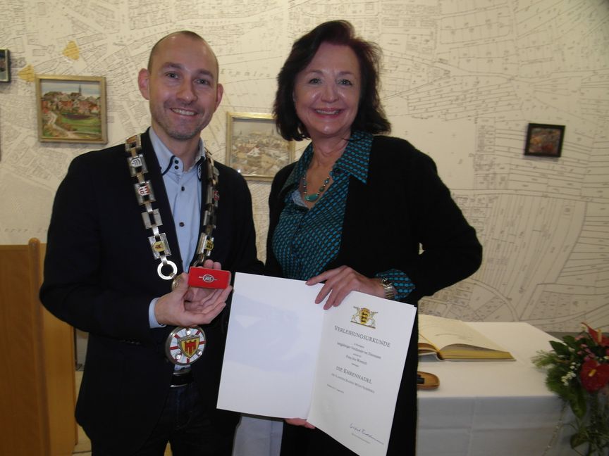 Oberbürgermeister Dr. Stefan Belz überreicht die Auszeichnung an Iris Wersich. Bild: Staber
