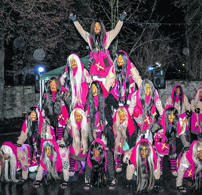 Die erste Pyramide der Fasnetsaison: die Grafenauer Kreuzblitzhexen beim Maskenabstauben in Dätzingen. Bild: Richter