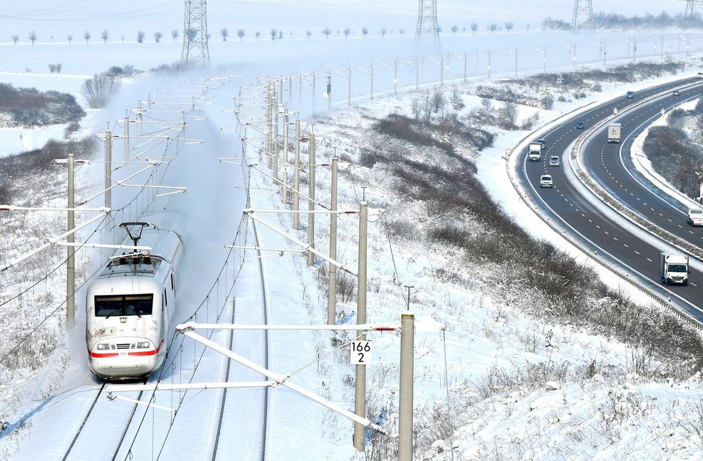Starker Schneefall und Frost haben im Februar   in Teilen Deutschlands     zu  Einschränkungen im Zugverkehr geführt. Im Bild ein ICE bei Arnstadt (Thüringen). Foto: dpa/Martin Schutt