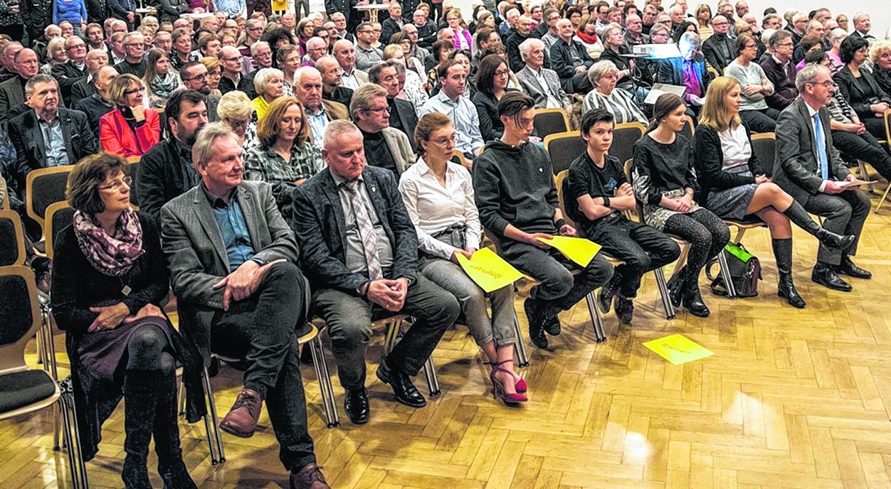 Beim Neujahrsempfang in Althengstett: in der ersten Reihe links vor dem Mittelgang Bürgermeister Dr. Clemens Götz mit seiner Frau Isabel und seinen vier Kindern, daneben Landtagsabgeordneter Blenke und Pfarrer Martin Schoch.  Bild: Richter