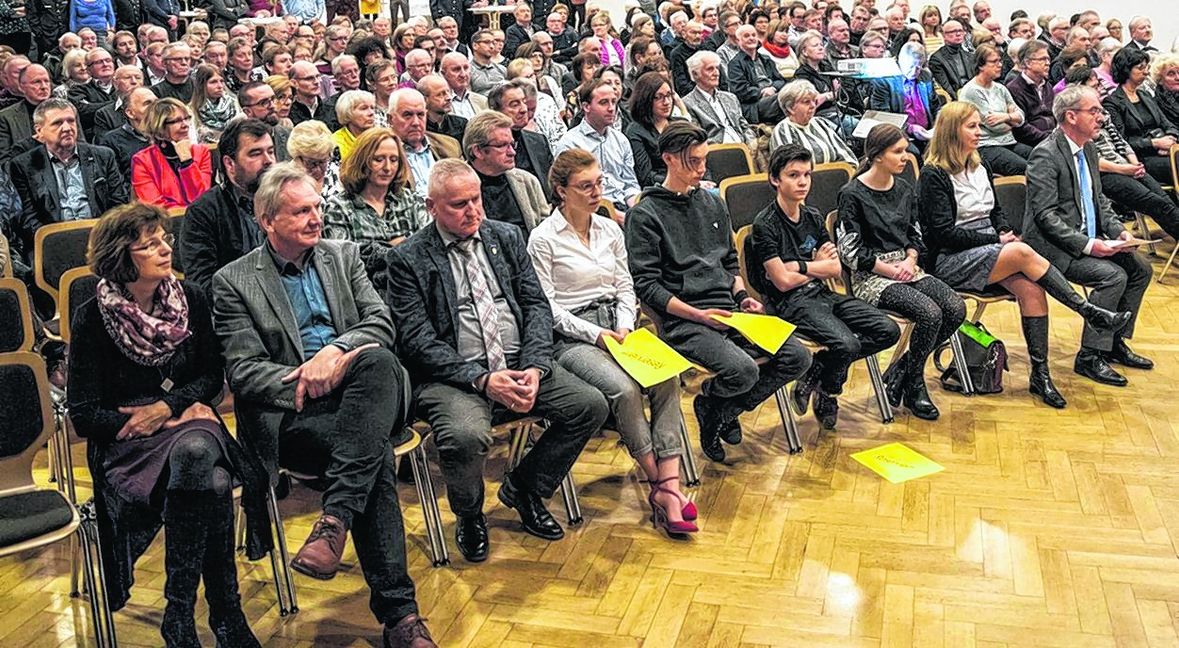 Beim Neujahrsempfang in Althengstett: in der ersten Reihe links vor dem Mittelgang Bürgermeister Dr. Clemens Götz mit seiner Frau Isabel und seinen vier Kindern, daneben Landtagsabgeordneter Blenke und Pfarrer Martin Schoch.  Bild: Richter