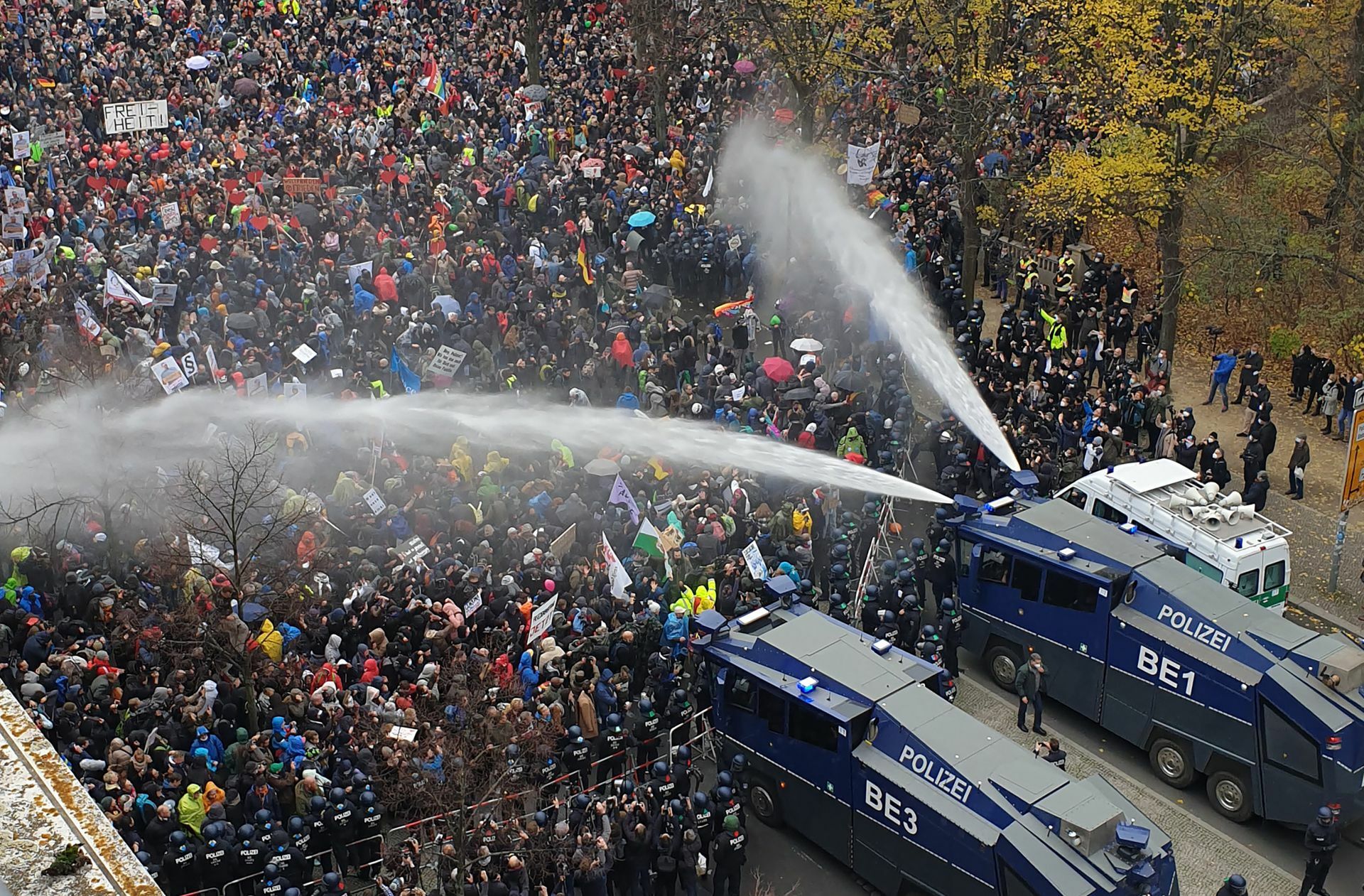 Die Polizei setzt bei einer Demonstration gegen die Corona-Einschränkungen der Bundesregierung am Brandenburger Tor unweit des Reichstagsgebäudes Wasserwerfer ein.