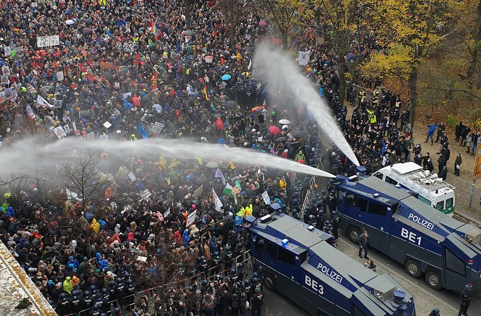 Die Polizei setzt bei einer Demonstration gegen die Corona-Einschränkungen der Bundesregierung am Brandenburger Tor unweit des Reichstagsgebäudes Wasserwerfer ein.
