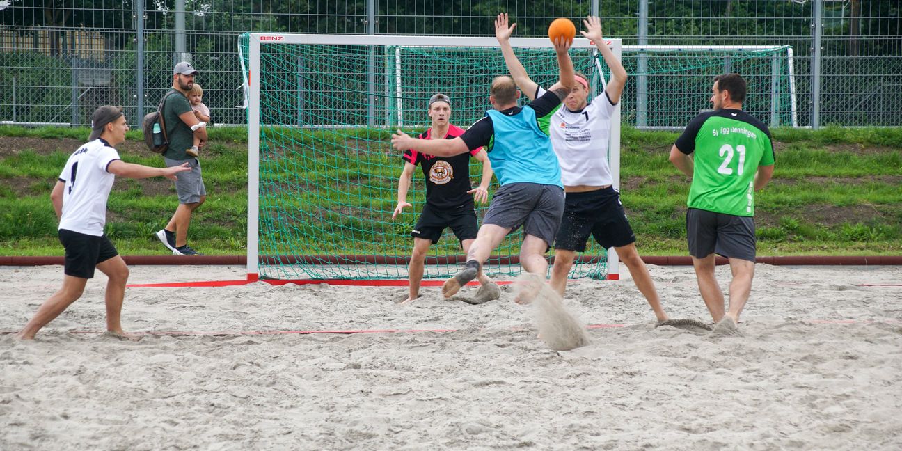 Die Spieler hatten sichtlich Spaß beim Renninger Beach-Handballk-Turnier. Bei den Männern setzte sich am Ende der SV Magstdt II durch. Bild: Dettenmeyer