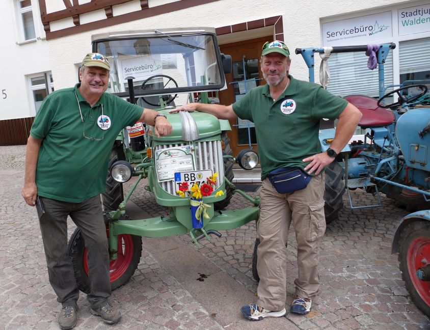 Eduard Freyer (links) und Thomas Henig-Plett vor ihrer Güldner-Maschine. Bild: Lück