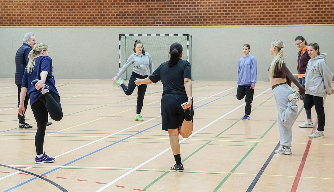 Die erste Trainingseinheit der SG TSV Schönaich / SV Böblingen beginnt. Das Ziel ist die Teilnahme in der Bezirksliga.      Bild: Casni