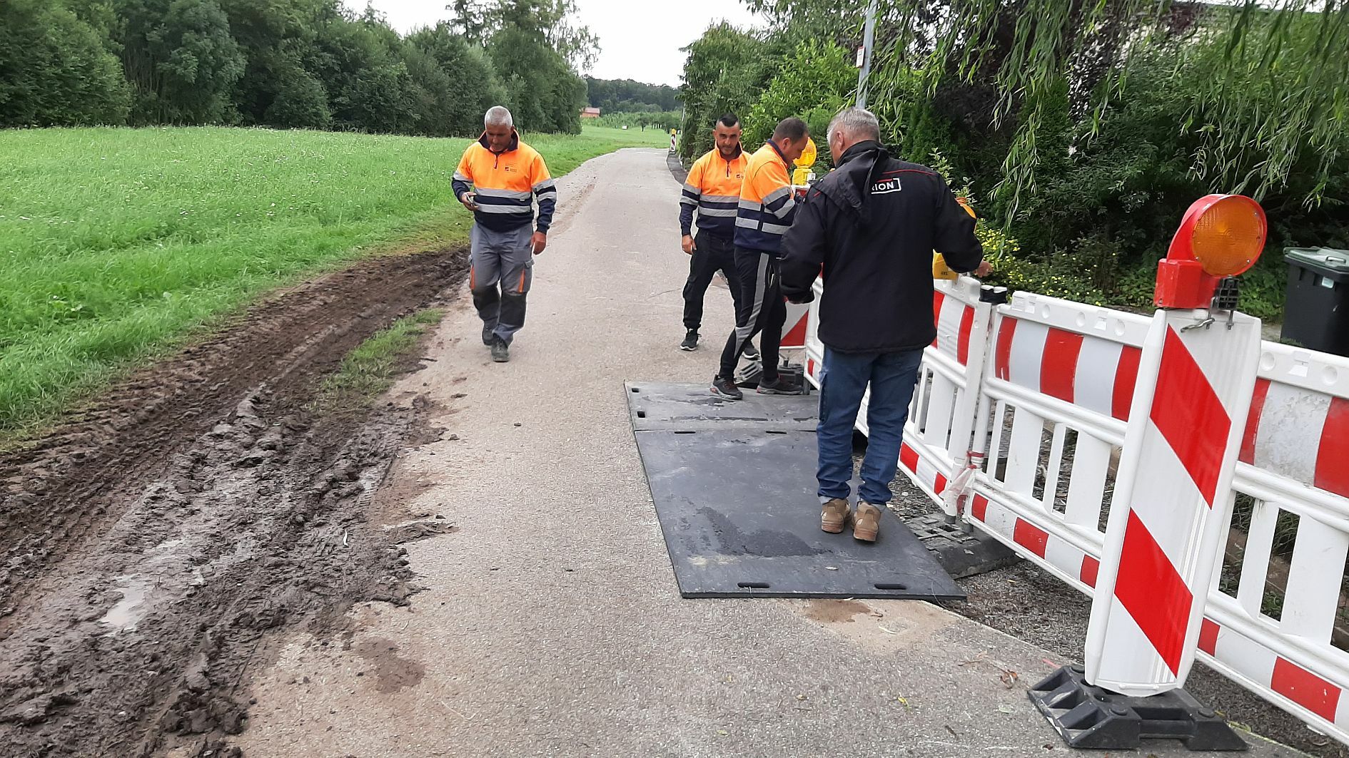 Mit Platten deckt die Deutsche Glasfaser GmbH teilweise die Gräben in Rohrau zu. Bild: Buck