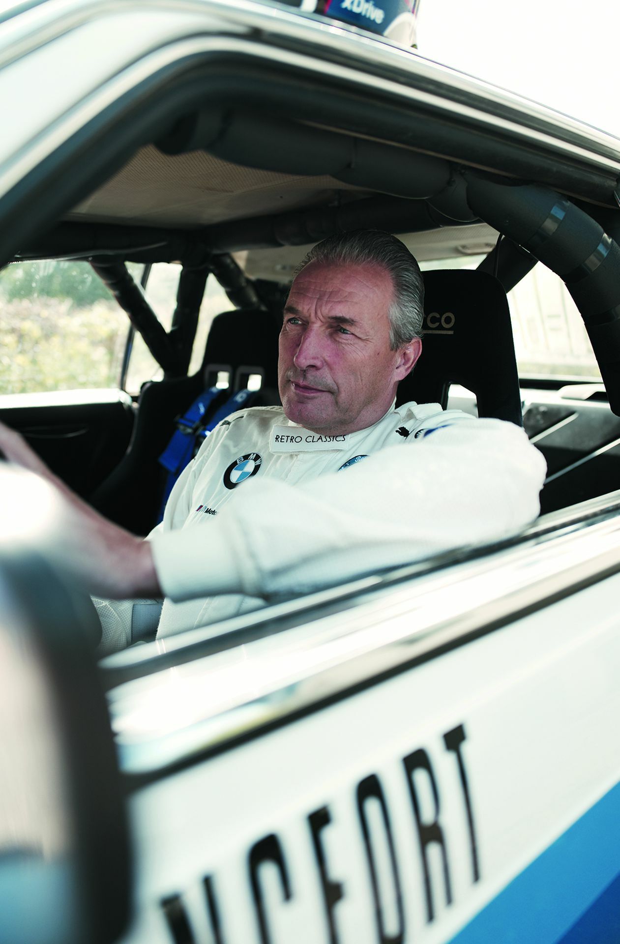 Auch Eberhard Herzog von Württemberg macht in einem Rennwagen keine schlechte Figur.
 Foto: Petra Ruehle