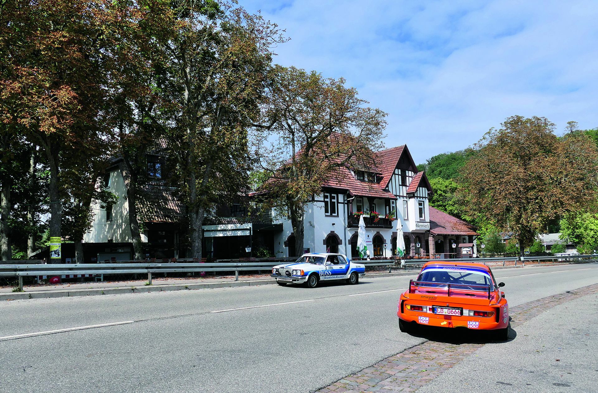 Unterwegs auf der ehemaligen Rennstrecke mit zwei historischen Rennboliden.
 Foto: Petra Ruehle