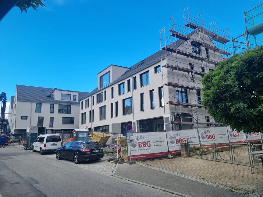 Blick in die Hintere Straße auf das künftige Ärztehaus: Im Oktober sollen hier Praxen und Bewohner einziehen. Bild: Hamann