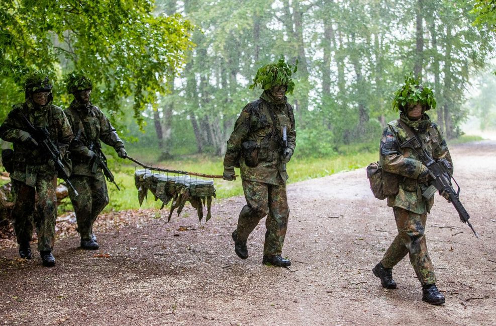 Die Soldaten  transportieren  das Mittagessen für ihre Kameraden über das Gelände.