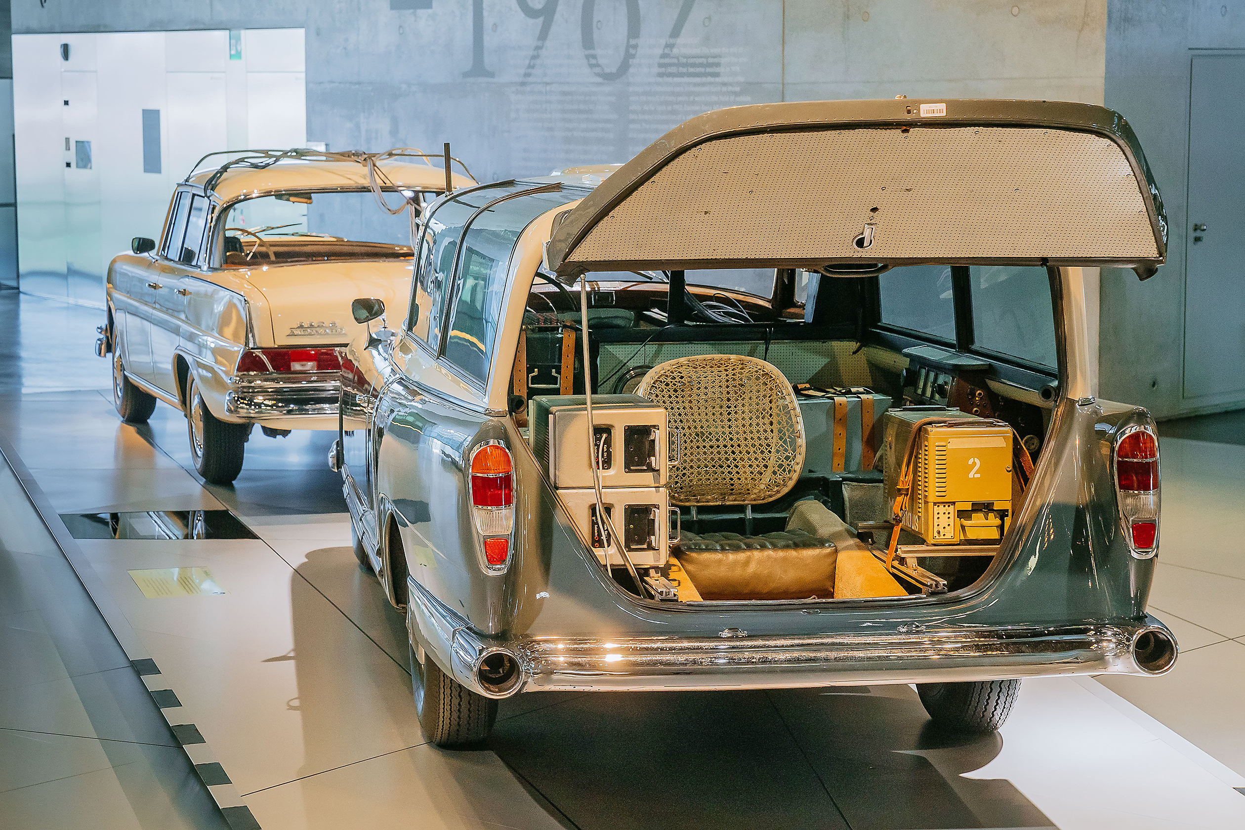 Mercedes-Benz Museum, Raum Mythos 5: Vordenker – Sicherheit und Umwelt. Mercedes-Benz 300 (W 189) als Messwagen aus dem Jahr 1960. Für die Fahrzeugentwicklung ist das Einzelstück über ein Kabel mit dem Entwicklungsfahrzeug verbunden und zeichnet Sensordaten dynamischer Messungen auf. Ansicht des geöffneten Fonds.
Mercedes-Benz Museum, Legend Room 5: Visionaries – Safety and the Environment. Mercedes-Benz 300 (W 189) as a measuring car, from 1960. For vehicle development purposes, this unique vehicle was connected to the development vehicle via a cable, thus enabling it to record data from sensors providing dynamic measurements. View of the open rear end.