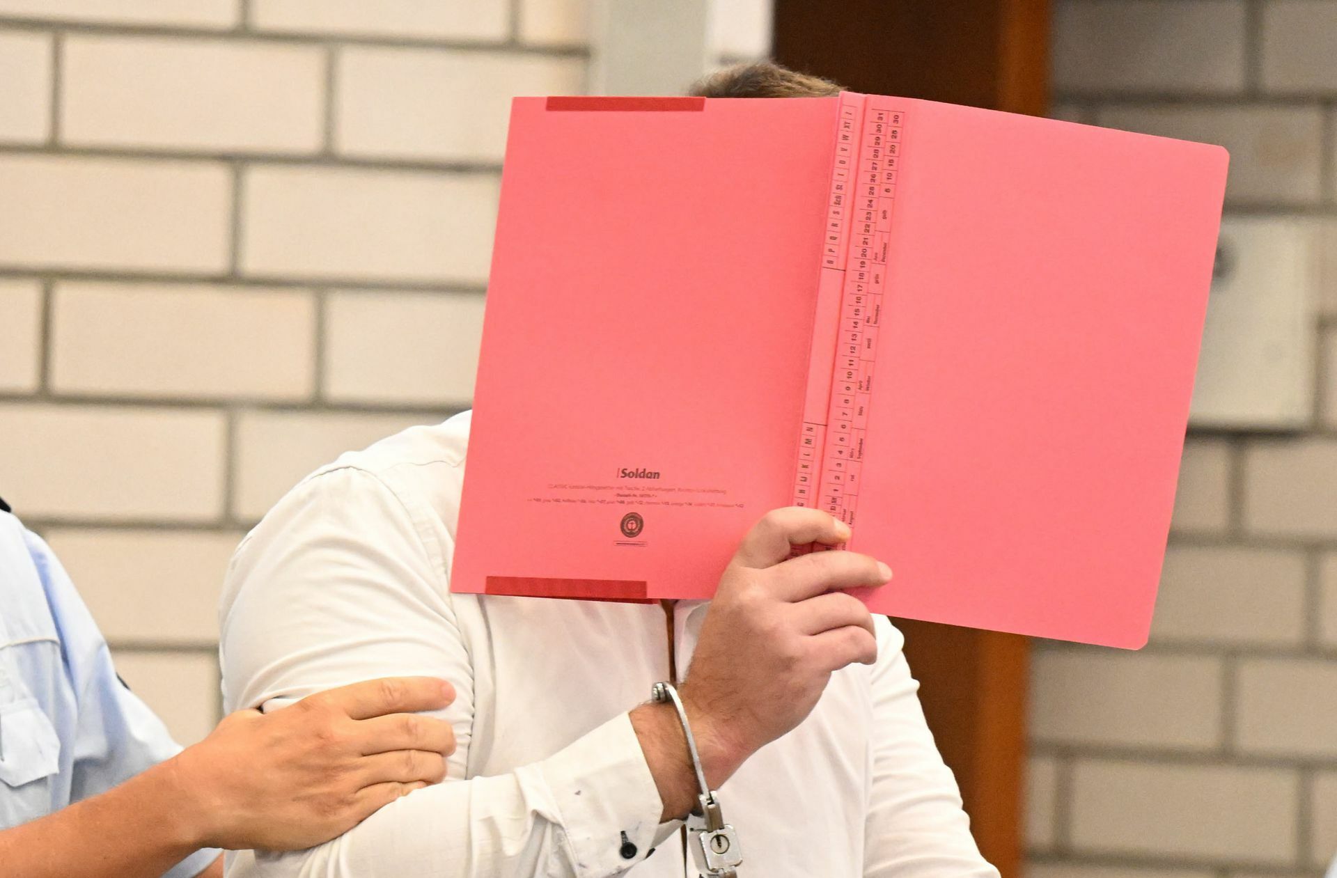 Der Angeklagte beim Prozessauftakt.