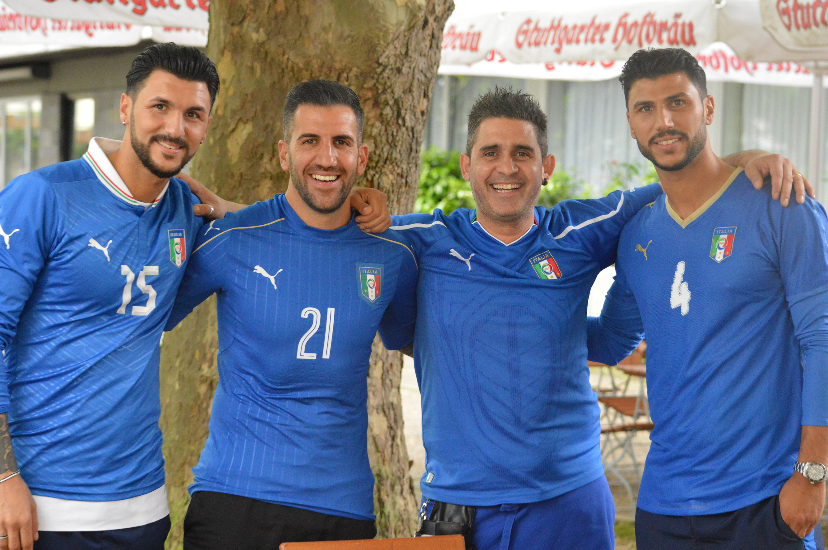 Der italienische Nationalspieler Roberto Soriano, Ex-Kickers Kapitän Enzo Marchese, Salvatore Magalú und Würzburg-Torjäger Elia Soriano als illustre Viererkette auf dem Goldberg vor dem EM-Spiel Italien gegen Schweden (von links).    Bild Zvizdiç