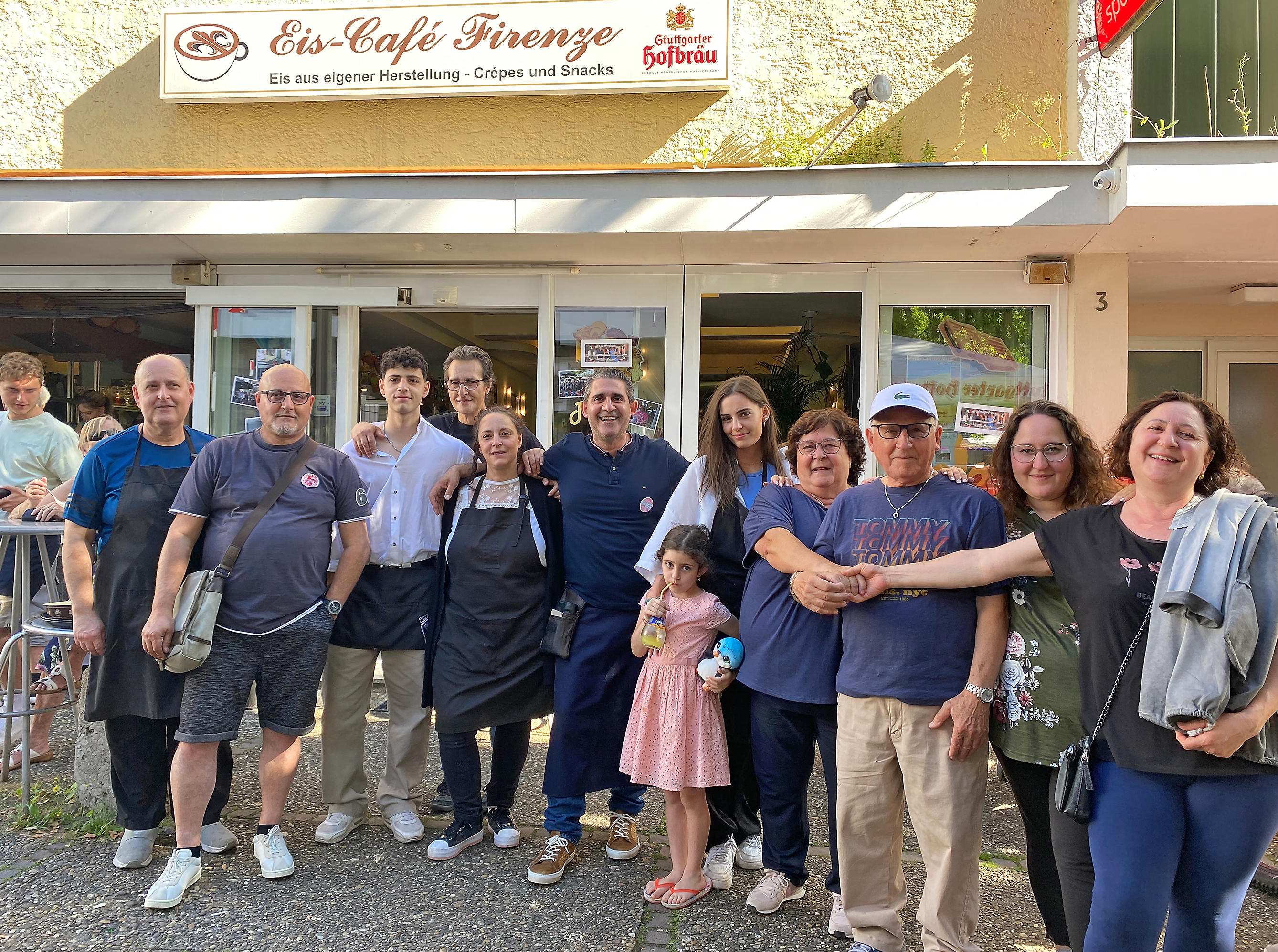 Eine große Familie und die Liebe für das Eis: Aldo Frazzetta, Mauro Frazzetta, Giovanni Magalu, Giacomo Frazzetta, Elisa Frazzetta-Magalu, Salvatore Magalu, Zaira Magalu, Siria Magalu, Gaetana Magalu, Giovanni Magalu, Alice Frazzetta und Maria Frazzetta (von links).      Bild: z
