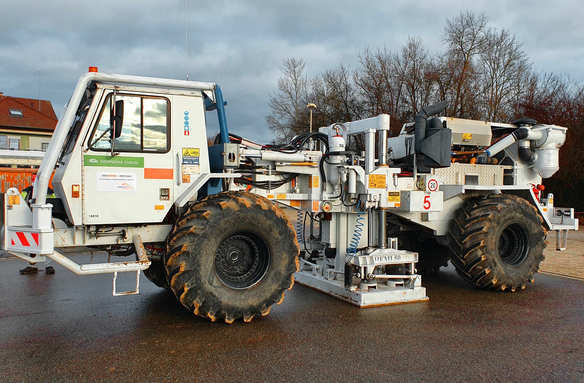 Mit dem 24 Tonnen schweren Spezialfahrzeug HEMI 50 wird der Untergrund mittels Schallwellen erkundet.