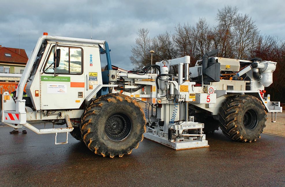 Mit dem 24 Tonnen schweren Spezialfahrzeug HEMI 50 wird der Untergrund mittels Schallwellen erkundet.
