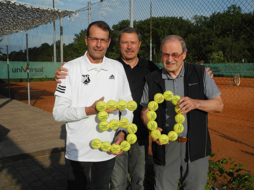 Sportwart Gerhard Kerschagel, Abteilungsleiter Dirk Wolf und der Rekordclubmeister Bernhard Weiß (von links) freuen sich auf das 50-jährige Abteilungsjubiläum.     Bild: Volkmann