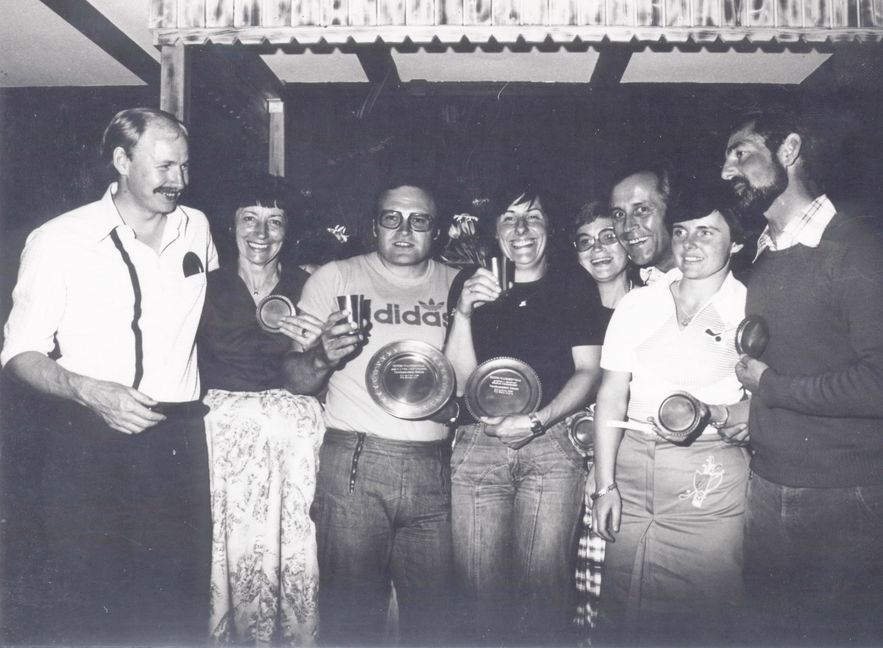 Feiern konnten die Dagersheimer schon immer. Das Bild entstand nach den Vereinsmeisterschaften 1977 und zeigt Wolfgang Arnold, Susanne Kaiser, die Klubmeister Bernhard und Gisela Weiß, Marlies Gallmeister, Eugen Seybold, Waltraud Grau und Diethard Schmidt-Holzhüter (von links).     Bild: z