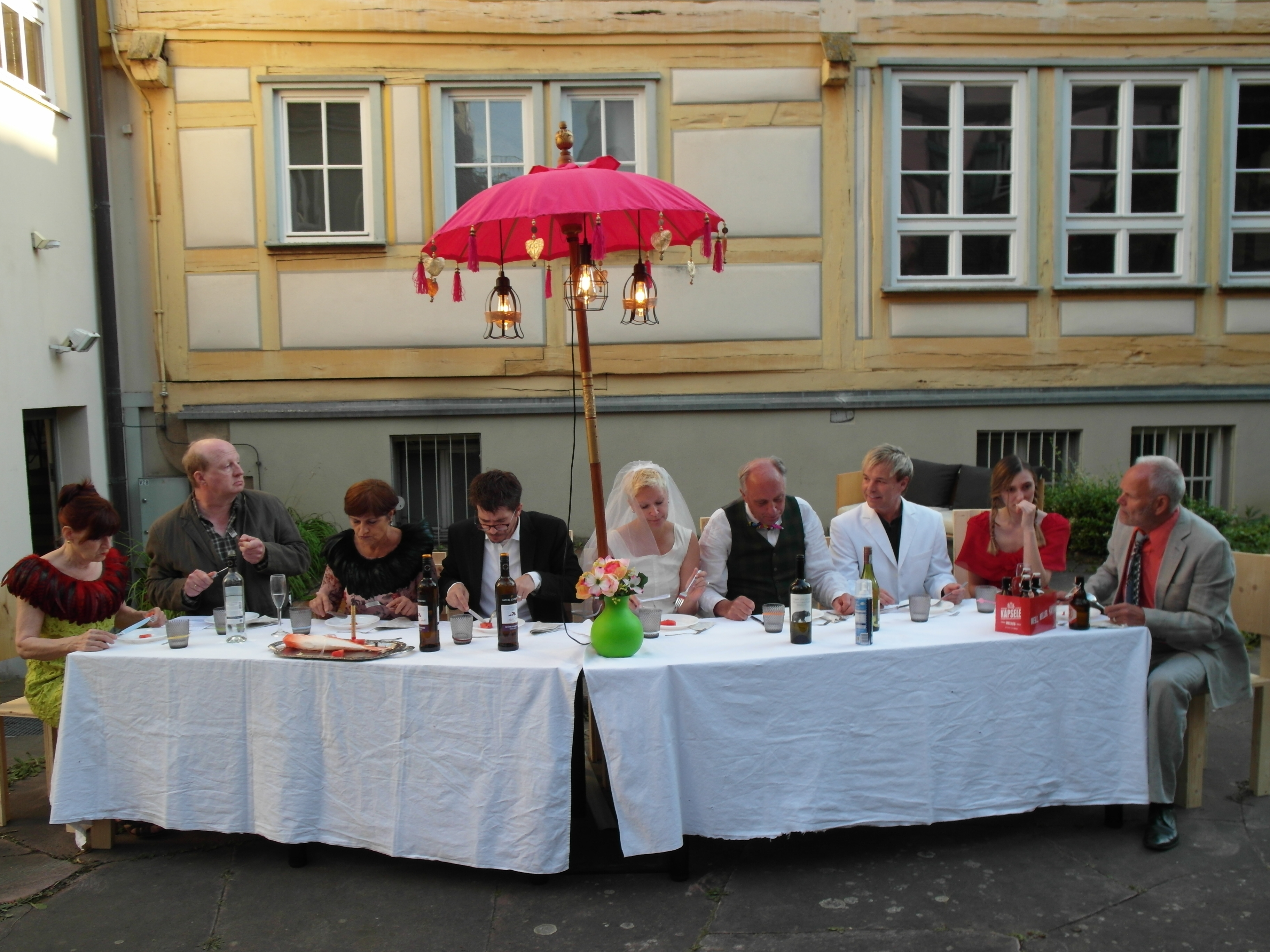 Die Schaubühne Sindelfingen spielt „Die Kleinbürgerhochzeit“ im Sindelfinger Serenadenhof. Bild: Staber