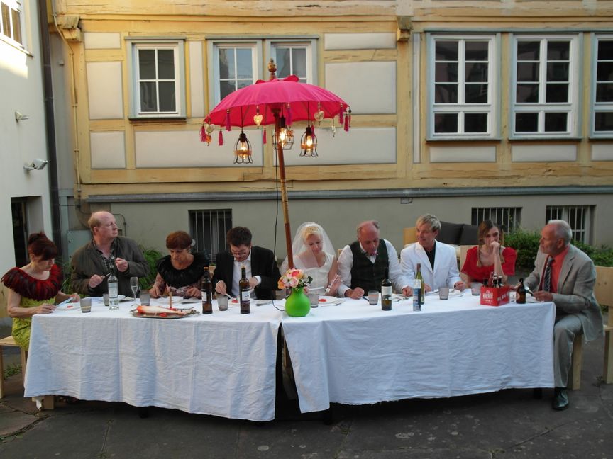 Die Schaubühne Sindelfingen spielt „Die Kleinbürgerhochzeit“ im Sindelfinger Serenadenhof. Bild: Staber
