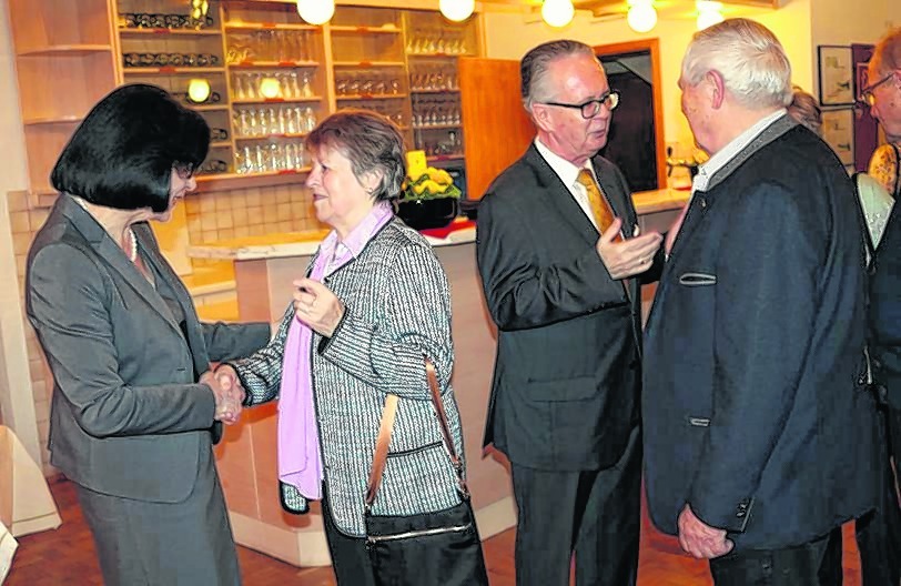 Steinenbronns Bürgermeister Johann Singer und seine Frau Bettina (links) bei der Begrüßung der Gäste.  Bild: Bilaniuk