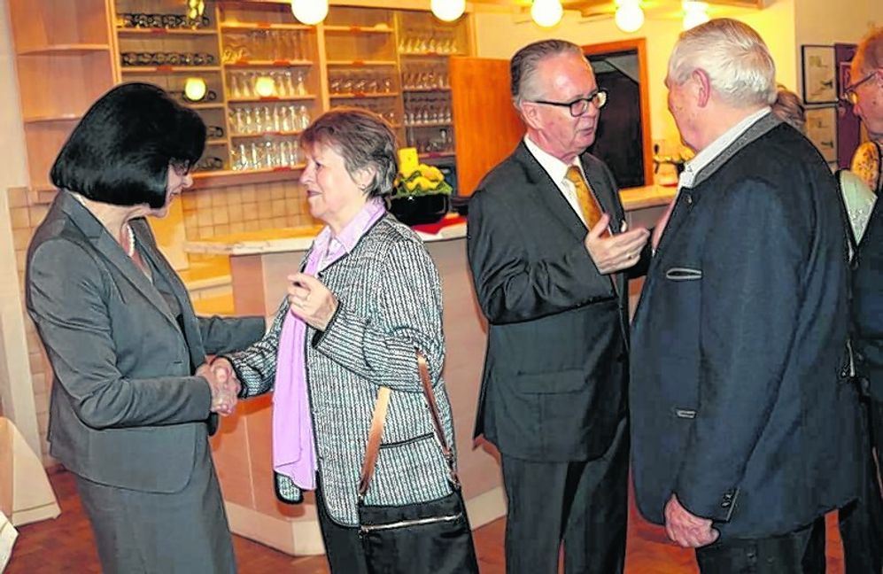Steinenbronns Bürgermeister Johann Singer und seine Frau Bettina (links) bei der Begrüßung der Gäste. Bild: Bilaniuk