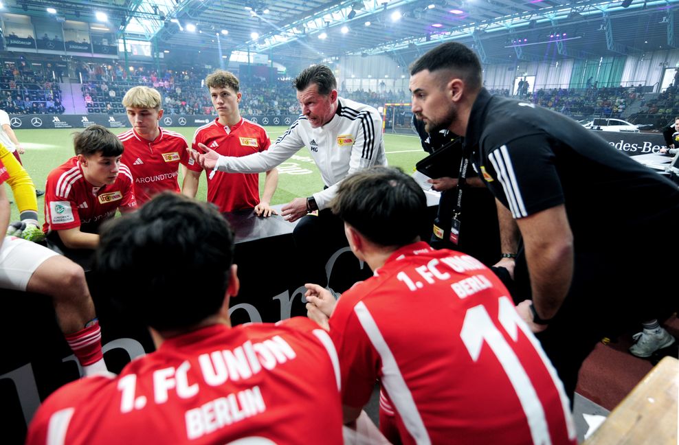 Union Berlins Coach Marco Grote stimmt seine Jungs ein.      Bild: Photostampe